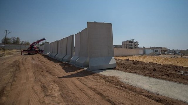 Турция возвела стену на границе с Сирией и Ираком